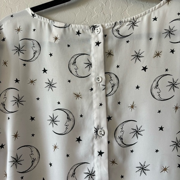 Torrid Moon and Stars Celestial Georgette Short Sleeve Back Button Blouse Size 0 - Picture 8 of 10